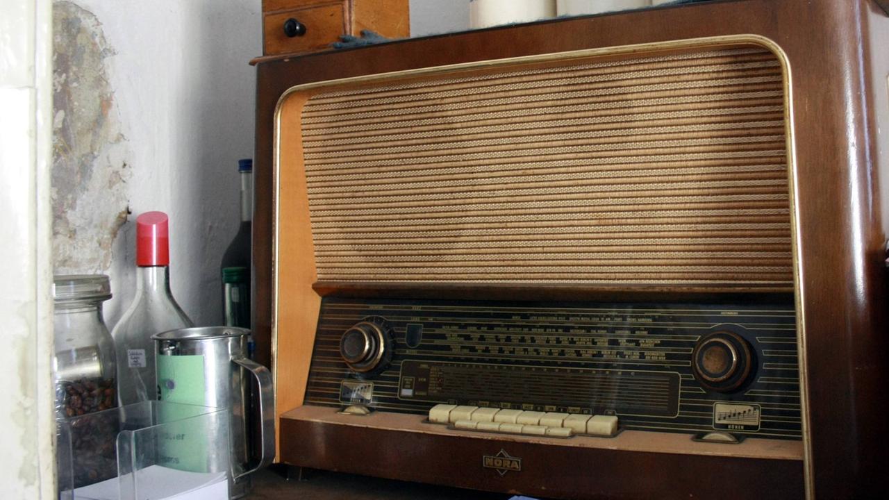 Historisches Radio aus den 50er-Jahren in einem Wohnzimmer eines Hauses im Bergischen Freilichtmuseum für Ökologie und bäuerlich-handwerkliche Kultur Historisches Radio aus den 50er-Jahren in einem Wohnzimmer eines Hauses im Bergischen Freilichtmuseum für Ökologie und bäuerlich-handwerkliche Kultur
