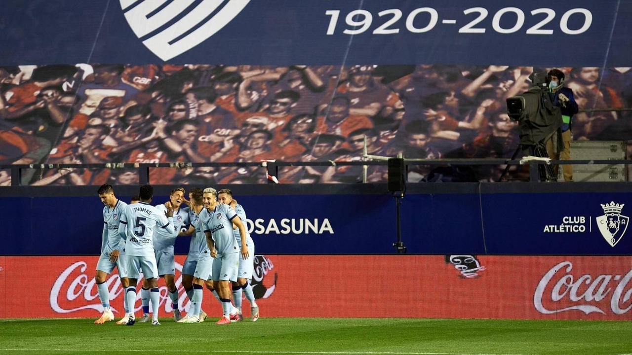 Animierte Zuschauerränge bei der Fernsehübertragung des "La Liga"-Spiels Osasuna vs Atletico de Madrid im El Sadar Stadion in Pamplona am 17. Juni 2020 Animierte Zuschauerränge bei der Fernsehübertragung des "La Liga"-Spiels Osasuna vs Atletico de Madrid im El Sadar Stadion in Pamplona am 17. Juni 2020