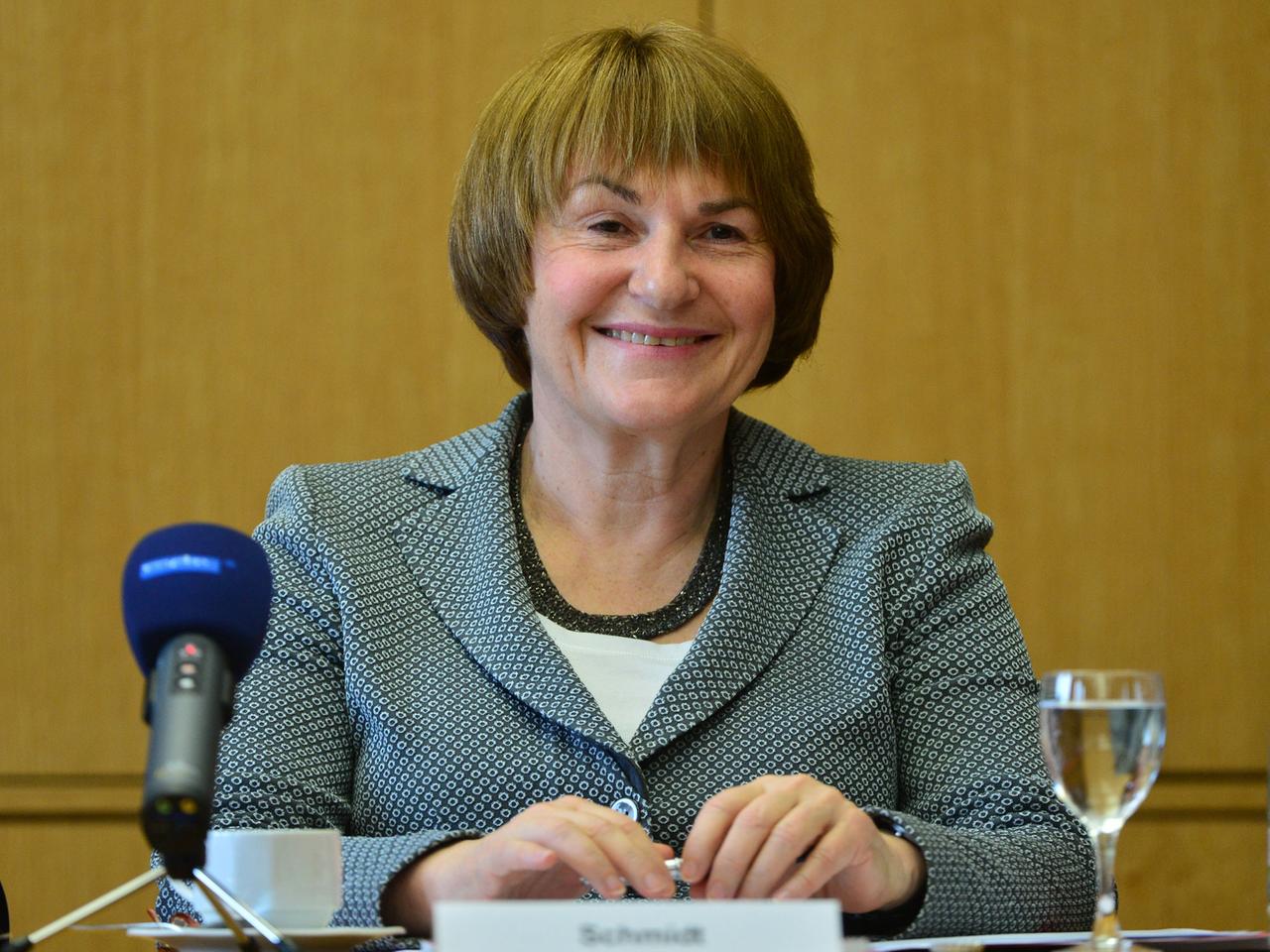 Die Präsidentin des Bundesarbeitsgerichts, Ingrid Schmidt, stellt am 26.02.2014 in Erfurt (Thüringen) den Jahresbericht 2013 vor.