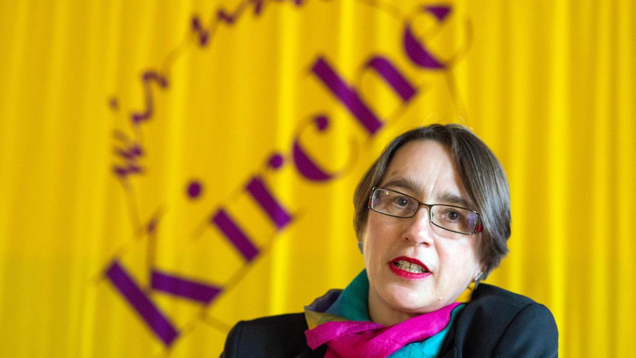 Sigrid Grabmeier vom Bundesteam der Kirchen-Reformgruppe "Wir sind Kirche" spricht am 21.03.2014 in Regensburg während einer Pressekonferenz. Sigrid Grabmeier vom Bundesteam der Kirchen-Reformgruppe "Wir sind Kirche" spricht am 21.03.2014 in Regensburg während einer Pressekonferenz.