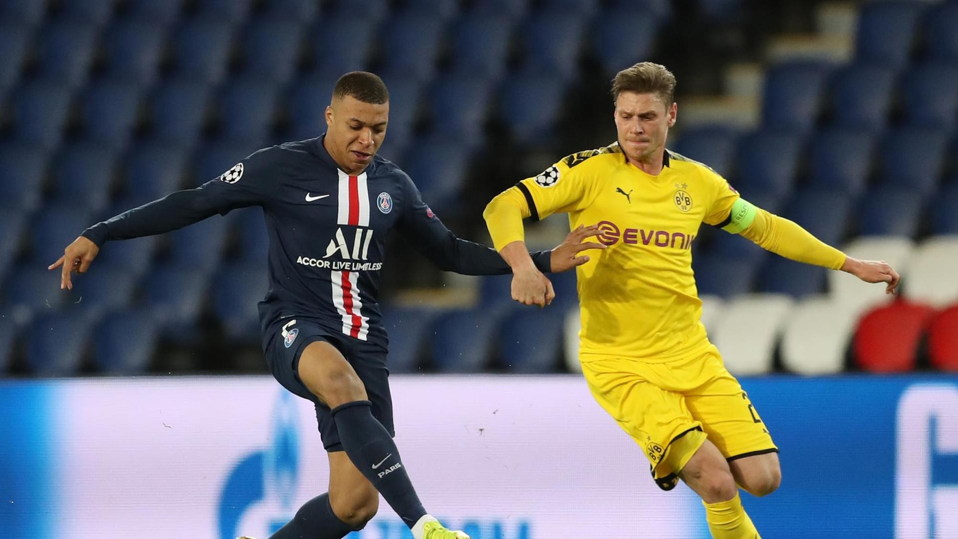 Zwei Fußball-Spieler kämpfen um den Ball. Zwei Fußball-Spieler kämpfen um den Ball.