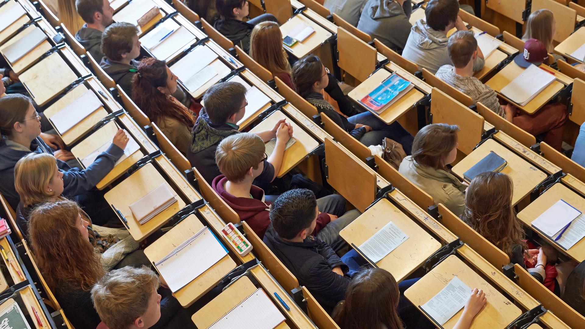 Studenten sitzen in einem Hörsaal bei der Erstsemesterbegrüßung der Universität Koblenz-Landau im April 2014 im Hörsaal. Studenten sitzen in einem Hörsaal bei der Erstsemesterbegrüßung der Universität Koblenz-Landau im April 2014 im Hörsaal.