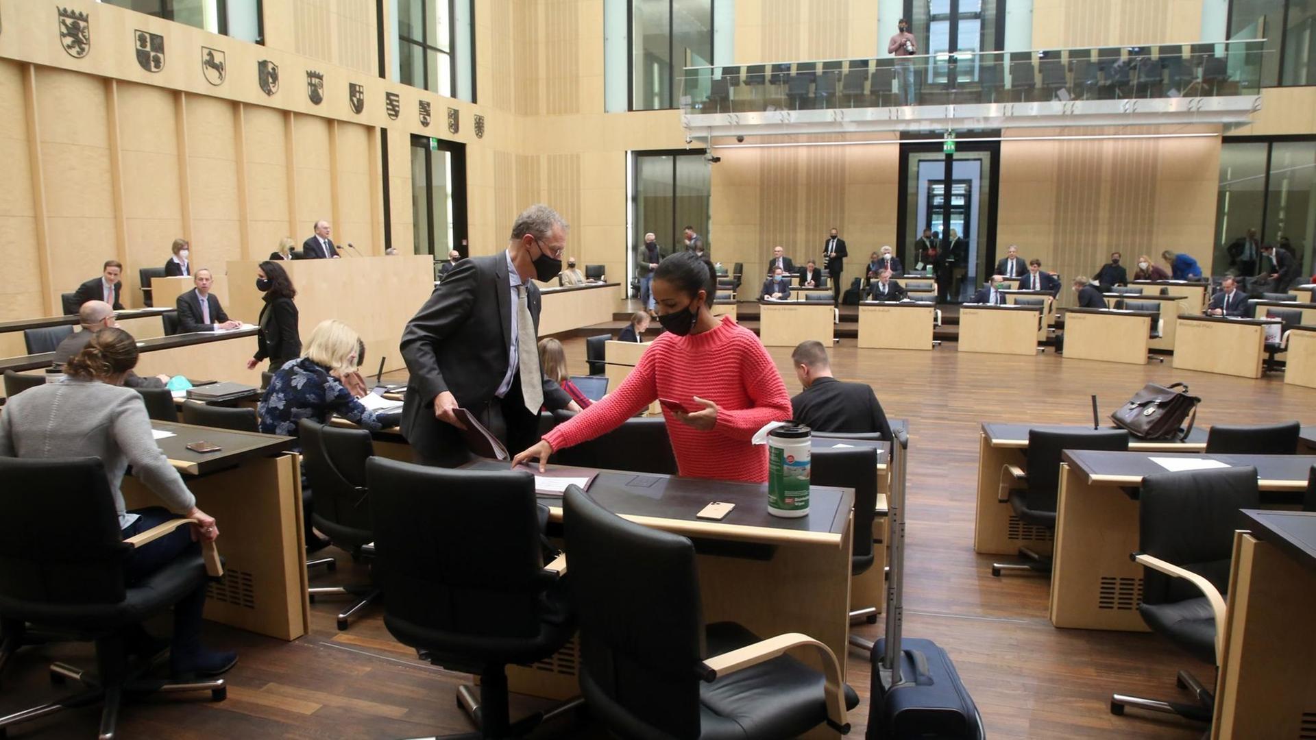 Abgeordnete der Länder nehmen an der Bundesratssitzung teil. Abgeordnete der Länder nehmen an der Bundesratssitzung teil.