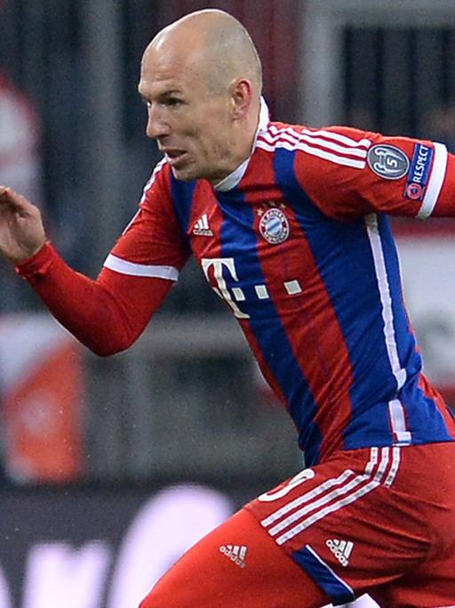 FC-Bayern-Spieler Arjen Robben sprintet in der Allianz Arena in München mit dem Ball