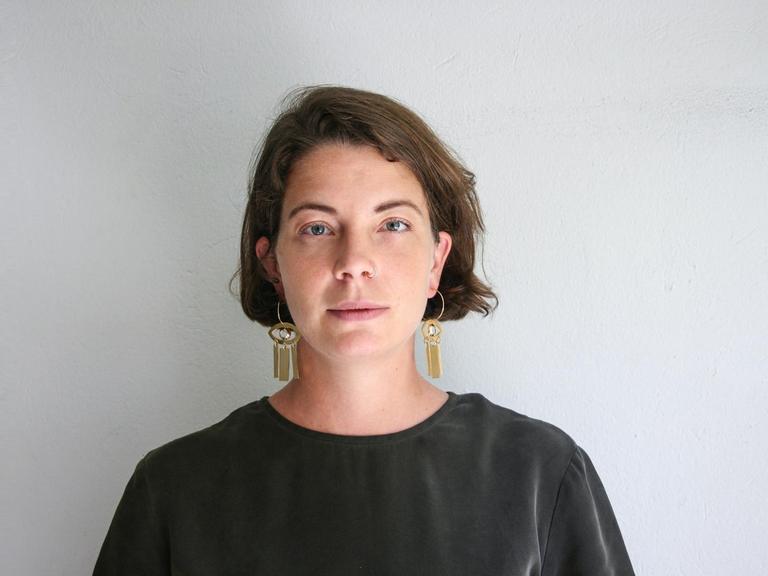 Porträt von Lisa Jaspers vor hellem Hintergund.