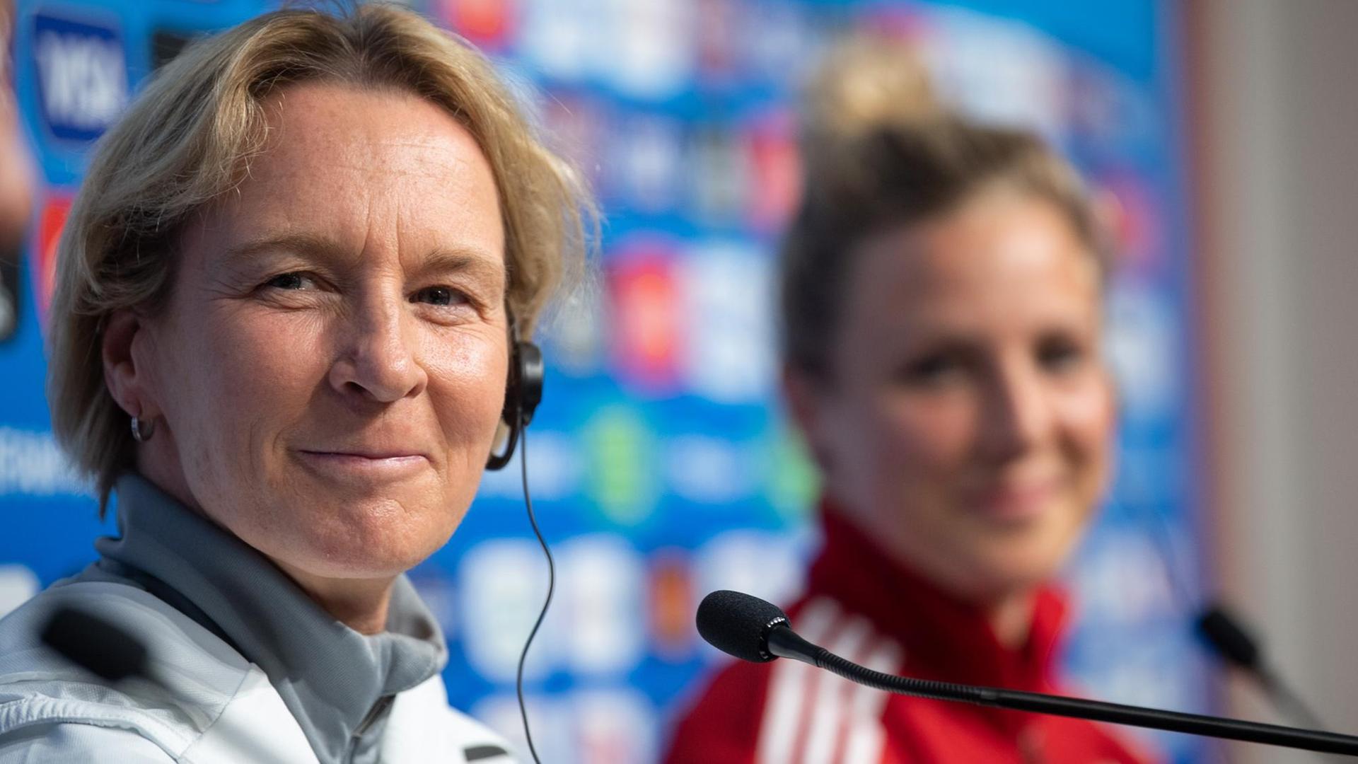 Martina Voss-Tecklenburg gibt eine Presse-Konferenz. Neben ihr sitzt eine Spielerin. Martina Voss-Tecklenburg gibt eine Presse-Konferenz. Neben ihr sitzt eine Spielerin.