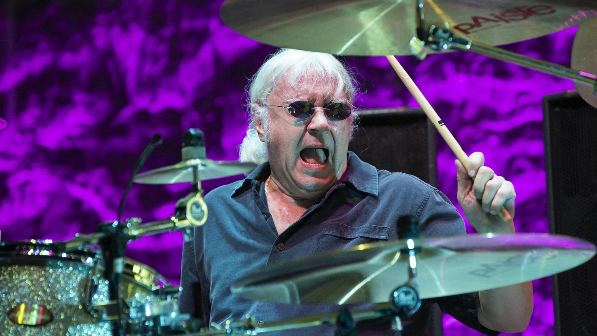 Schlagzeuger Ian Paice bei einem Konzert von Deep Purple in Budapest im Dezember 2019 Schlagzeuger Ian Paice bei einem Konzert von Deep Purple in Budapest im Dezember 2019