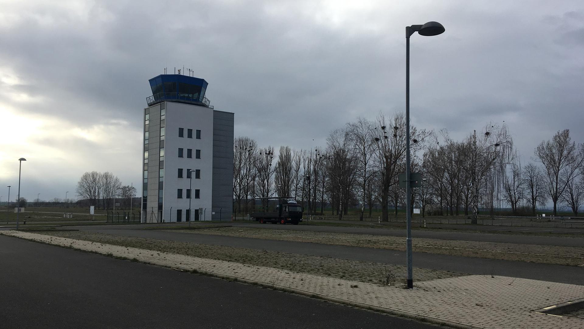 Tower auf dem insolventen Flughafen Magdeburg-Cochstect Tower auf dem insolventen Flughafen Magdeburg-Cochstect