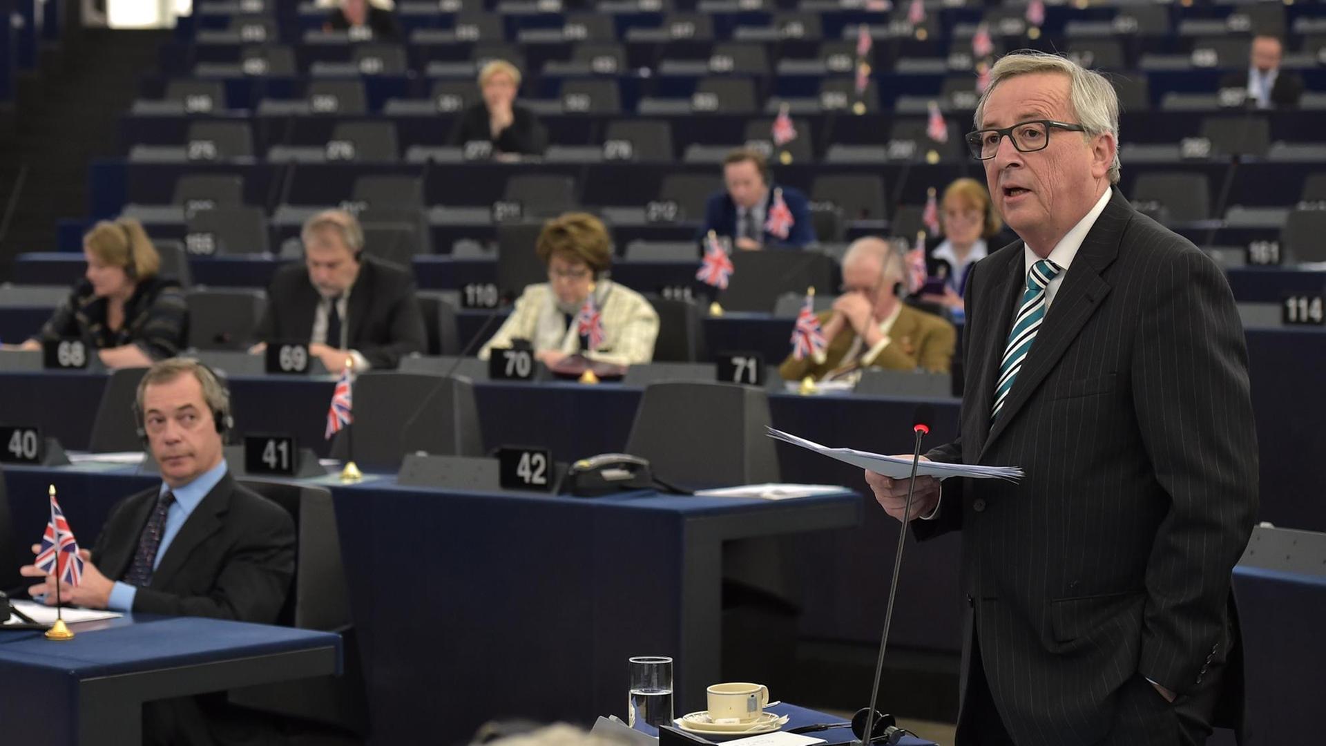 EU-Kommissionspräsident Jean-Claude Juncker spricht vor dem EU-Parlament. Ein Zuhörer ist der Chef der euroskeptischen UKIP-Partei, Nigel Farage. EU-Kommissionspräsident Jean-Claude Juncker spricht vor dem EU-Parlament. Ein Zuhörer ist der Chef der euroskeptischen UKIP-Partei, Nigel Farage.