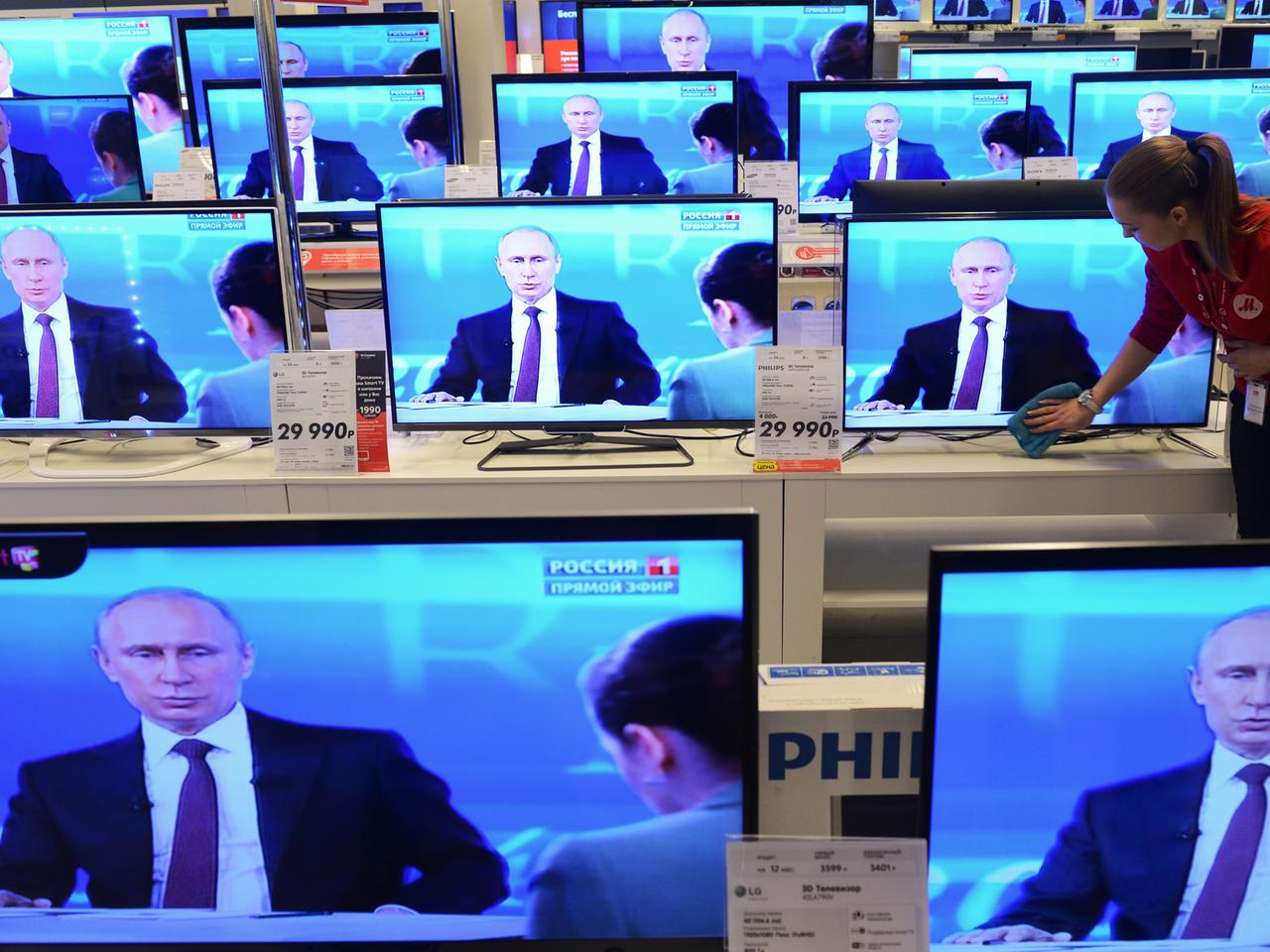 Wladimir Puitin überall: Der russische Präsiden stellt sich im Staatsfernsehen Bürgerfragen.
