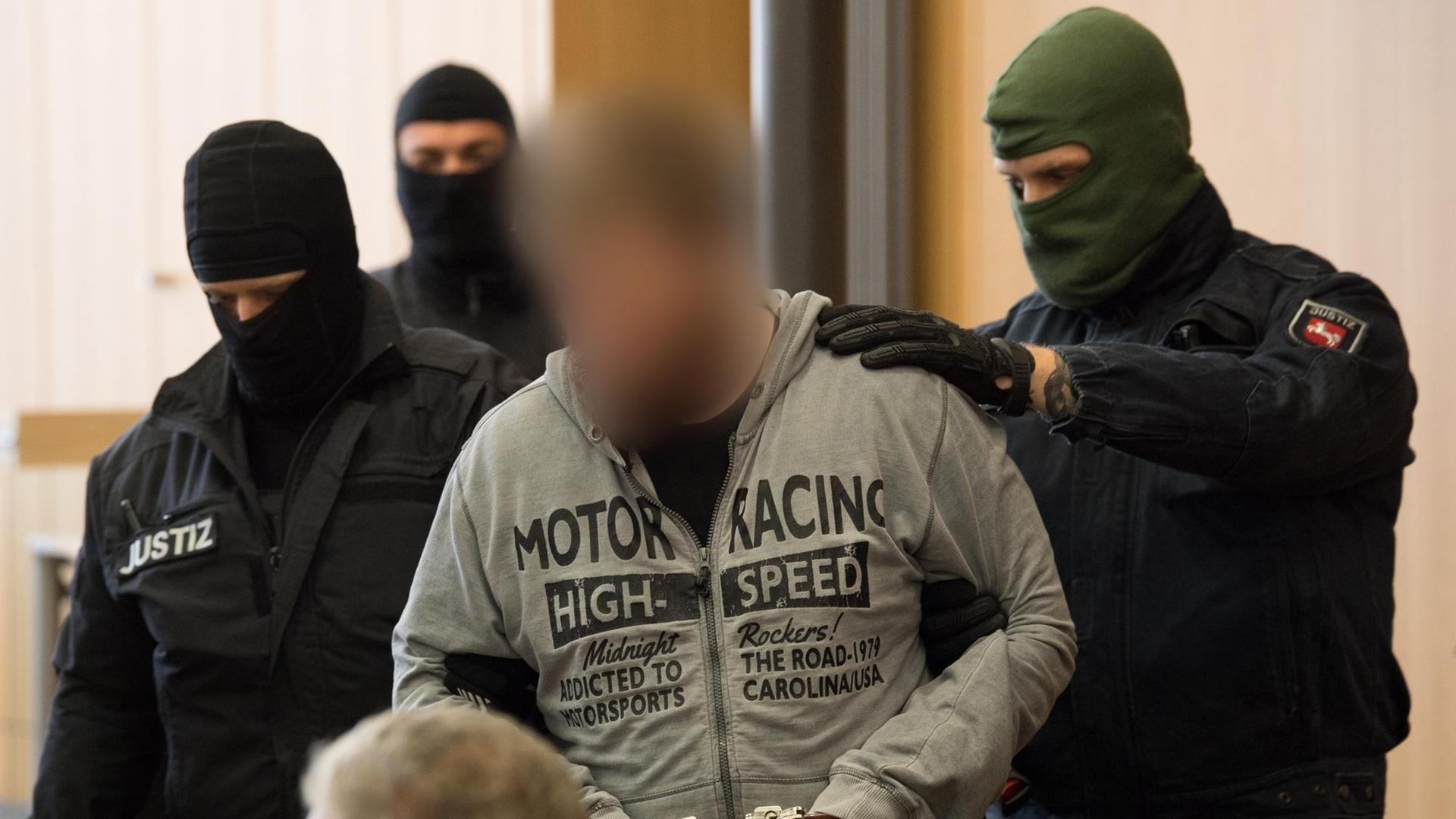 Der Angeklagte Sascha L. kommt am 20.09.2017 in Handschellen zum Prozessauftakt in die Staatsschutzkammer des Landgerichts Braunschweig (Niedersachsen). Dem Hauptangeklagten wird die Vorbereitung einer staatsgefährdenden Gewalttat sowie der unerlaubte Umgang mit explosionsgefährlichen Stoffen vorgeworfen. Die drei weiteren Angeklagten sind wegen Beihilfe angeklagt. (Angeklagte auf Anweisung des Gerichts unkenntlich gemacht) Der Angeklagte Sascha L. kommt am 20.09.2017 in Handschellen zum Prozessauftakt in die Staatsschutzkammer des Landgerichts Braunschweig (Niedersachsen). Dem Hauptangeklagten wird die Vorbereitung einer staatsgefährdenden Gewalttat sowie der unerlaubte Umgang mit explosionsgefährlichen Stoffen vorgeworfen. Die drei weiteren Angeklagten sind wegen Beihilfe angeklagt. (Angeklagte auf Anweisung des Gerichts unkenntlich gemacht)