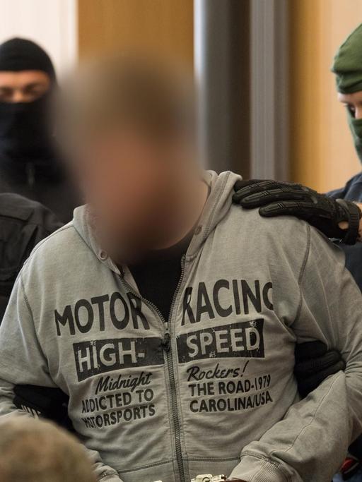 Der Angeklagte Sascha L. kommt am 20.09.2017 in Handschellen zum Prozessauftakt in die Staatsschutzkammer des Landgerichts Braunschweig (Niedersachsen). Dem Hauptangeklagten wird die Vorbereitung einer staatsgefährdenden Gewalttat sowie der unerlaubte Umgang mit explosionsgefährlichen Stoffen vorgeworfen. Die drei weiteren Angeklagten sind wegen Beihilfe angeklagt. (Angeklagte auf Anweisung des Gerichts unkenntlich gemacht)