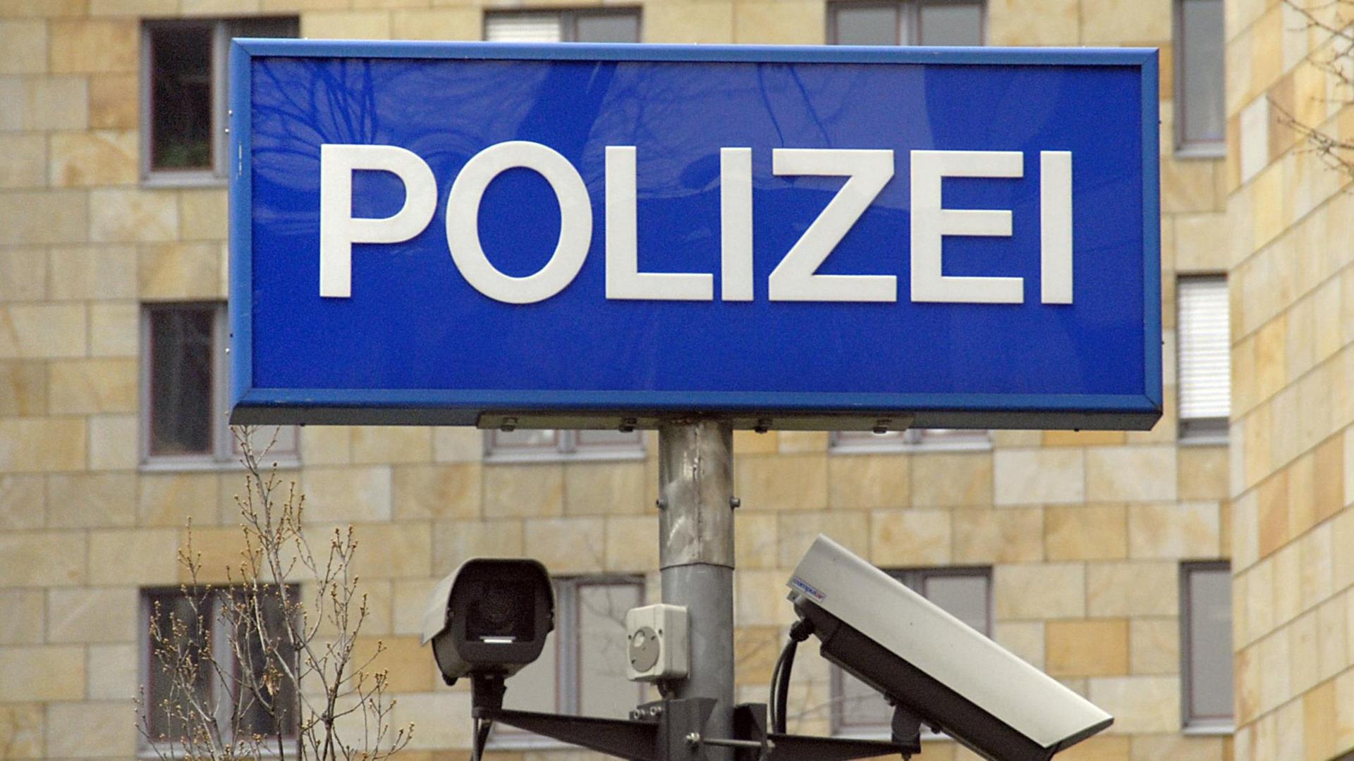 Zwei Überwachungskameras an einem Mast unter einer Leuchthinweistafel mit dem Schriftzug "Polizei" im Behördenzentrum Frankfurt am Main Zwei Überwachungskameras an einem Mast unter einer Leuchthinweistafel mit dem Schriftzug "Polizei" im Behördenzentrum Frankfurt am Main