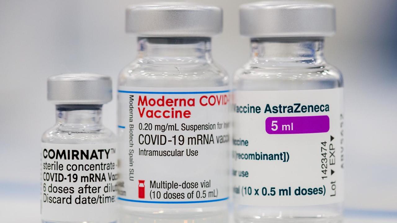 Jeweils ein Fläschchen der Corona-Impfstoffe von Pfizer-BioNTech, Moderna und AstraZeneca stehen auf einem Tisch. Jeweils ein Fläschchen der Corona-Impfstoffe von Pfizer-BioNTech, Moderna und AstraZeneca stehen auf einem Tisch.