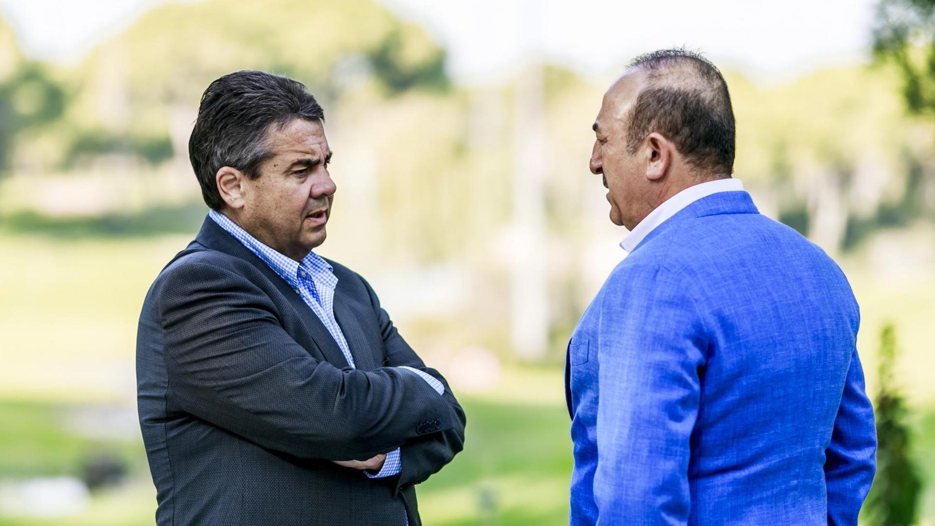Der deutsche Außenminister Sigmar Gabriel (SPD) und sein türkischer Amtskollege Mevlüt Cavusoglu in Antalya. Der deutsche Außenminister Sigmar Gabriel (SPD) und sein türkischer Amtskollege Mevlüt Cavusoglu in Antalya.