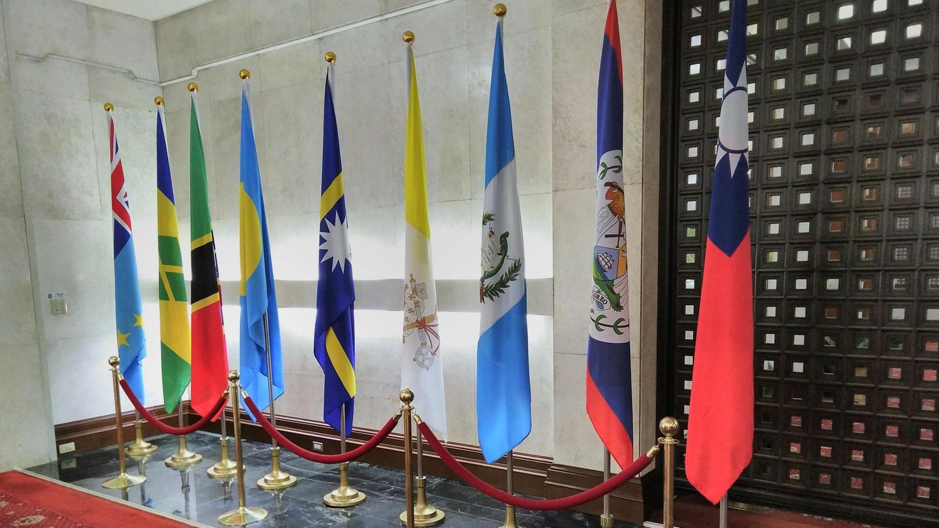 In den Regierungsgebäuden von Taiwan hängen immer weniger Flaggen. Neben der taiwanischen hängen noch acht Flaggen von kleineren Staaten.