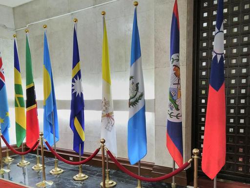 In den Regierungsgebäuden von Taiwan hängen immer weniger Flaggen. Neben der taiwanischen hängen noch acht Flaggen von kleineren Staaten.