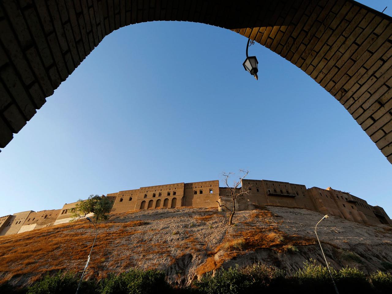 Die Zitadelle von Erbil, der Hauptstadt der autonomen Kurdenregion im Nordirak, gesehen durch einen Torbogen am 22.06.2014.