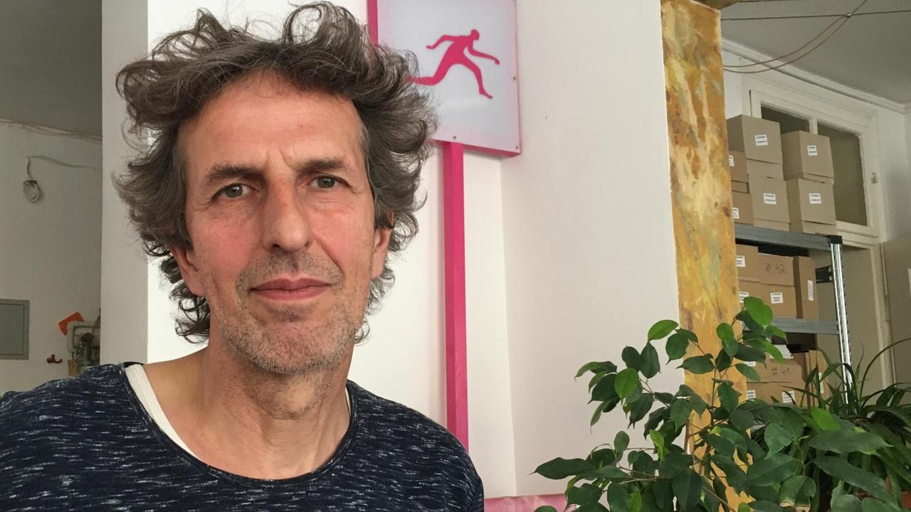 Stephan Dünnwald in seinem Büro. Stephan Dünnwald in seinem Büro.