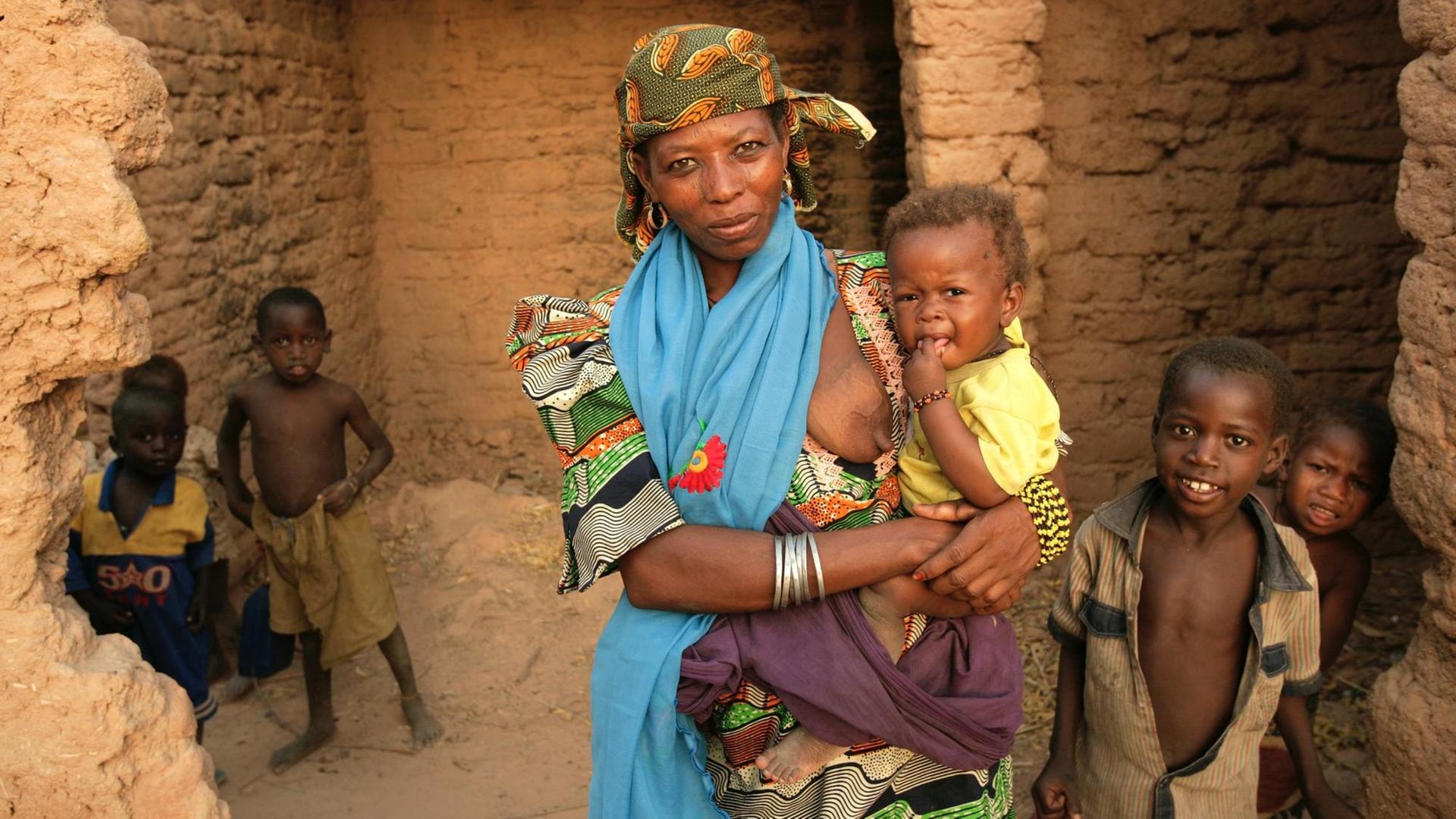 Niger - Frau mit Kindern im Dorf Moulle Sofoua