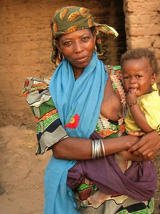 Niger - Frau mit Kindern im Dorf Moulle Sofoua
