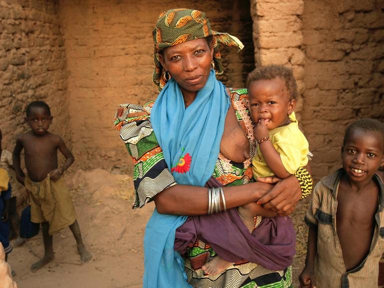 Niger - Frau mit Kindern im Dorf Moulle Sofoua