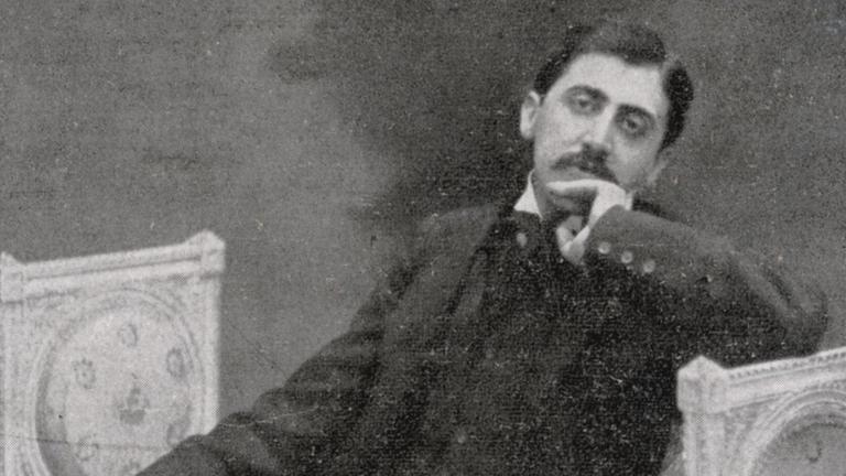 Der französische Schriftsteller Marcel Proust posiert entspannt auf einem Sofa - Fotografie von Otto-Pirou in einer Reproduktion, circa 1900.