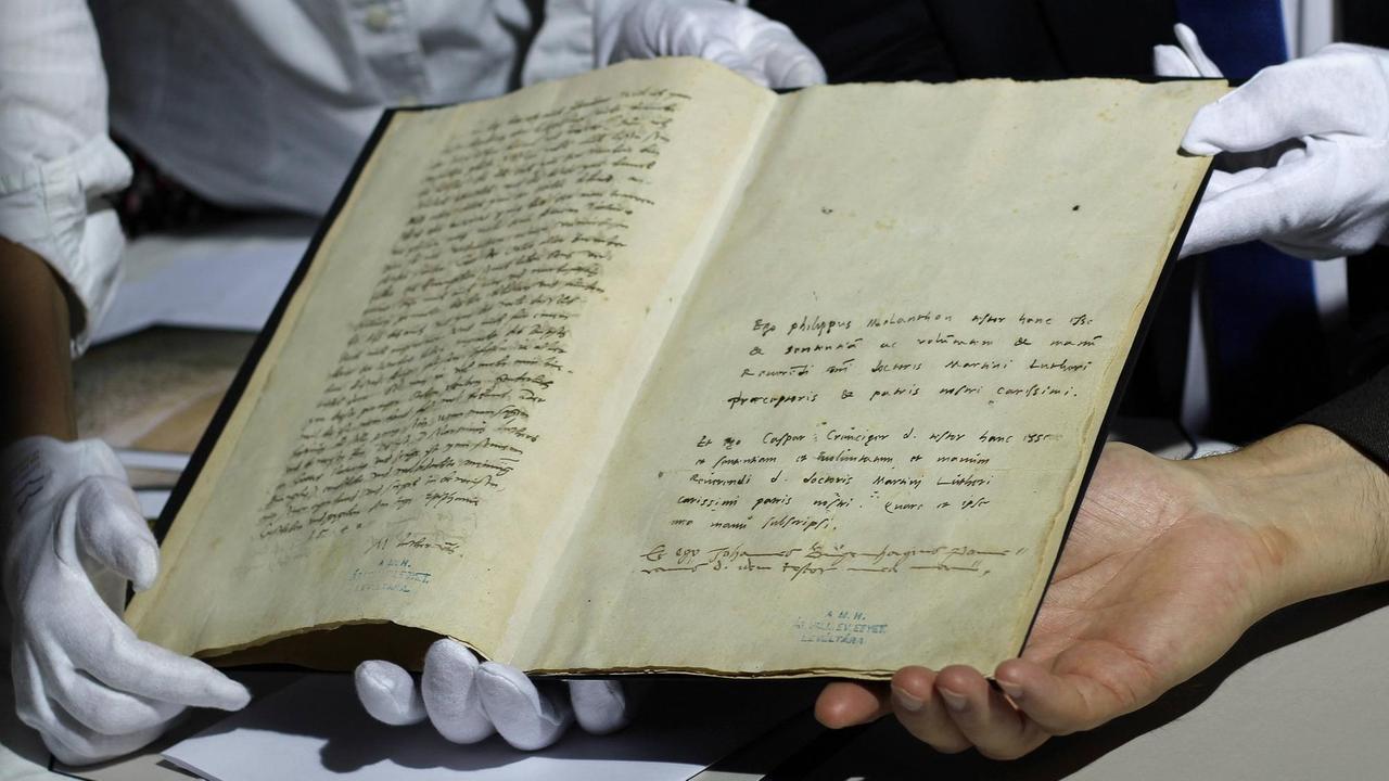 Das Original-Testament des Kirchenreformators Martin Luther ist am Donnerstag (03.08.2017) als Leihgabe nach nach Wittenberg zurückgekehrt Das Original-Testament des Kirchenreformators Martin Luther ist am Donnerstag (03.08.2017) als Leihgabe nach nach Wittenberg zurückgekehrt