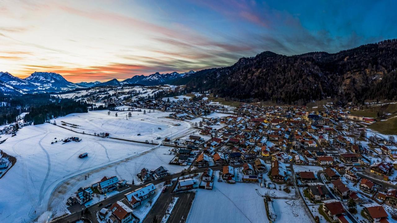 Luftaufnahme des bayerischen Skiorts Reit im Winkl in der Dämmerung. Luftaufnahme des bayerischen Skiorts Reit im Winkl in der Dämmerung.