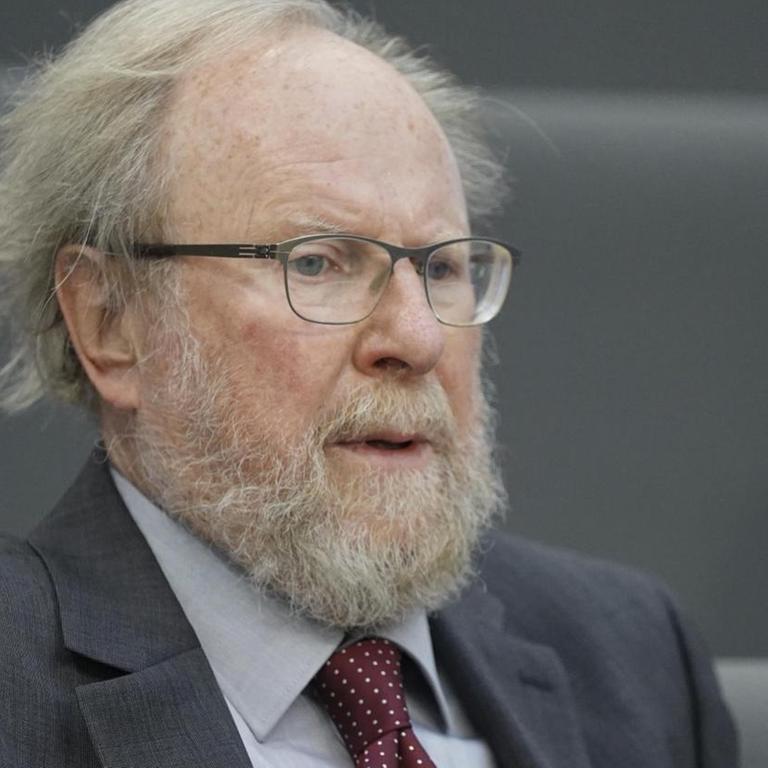 Der ehemalige Bundestagspräsident Wolfgang Thierse sitzt als Gast auf der Besuchertribüne bei der 181. Sitzung des Deutschen Bundestag in Berlin