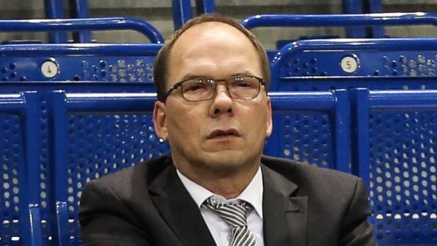 Matthias Vatheuer sitzt auf einer Tribüne. Matthias Vatheuer sitzt auf einer Tribüne.