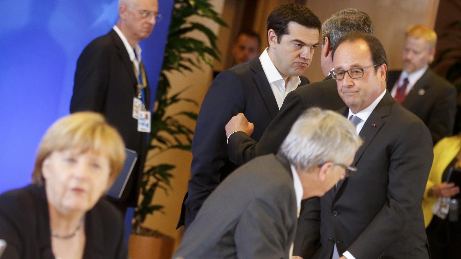 Die EU-Staats- und Regierungschefs - darunter Kanzlerin Merkel, Frankeichs Präsident Hollande und der griechische Ministerpräsident Tsipras - beraten auf ihrem Sondergipfel in Brüssel. Die EU-Staats- und Regierungschefs - darunter Kanzlerin Merkel, Frankeichs Präsident Hollande und der griechische Ministerpräsident Tsipras - beraten auf ihrem Sondergipfel in Brüssel.