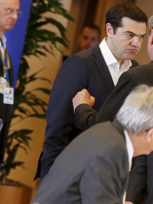 Die EU-Staats- und Regierungschefs - darunter Kanzlerin Merkel, Frankeichs Präsident Hollande und der griechische Ministerpräsident Tsipras - beraten auf ihrem Sondergipfel in Brüssel.