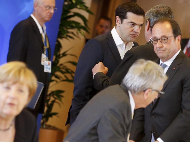 Die EU-Staats- und Regierungschefs - darunter Kanzlerin Merkel, Frankeichs Präsident Hollande und der griechische Ministerpräsident Tsipras - beraten auf ihrem Sondergipfel in Brüssel.