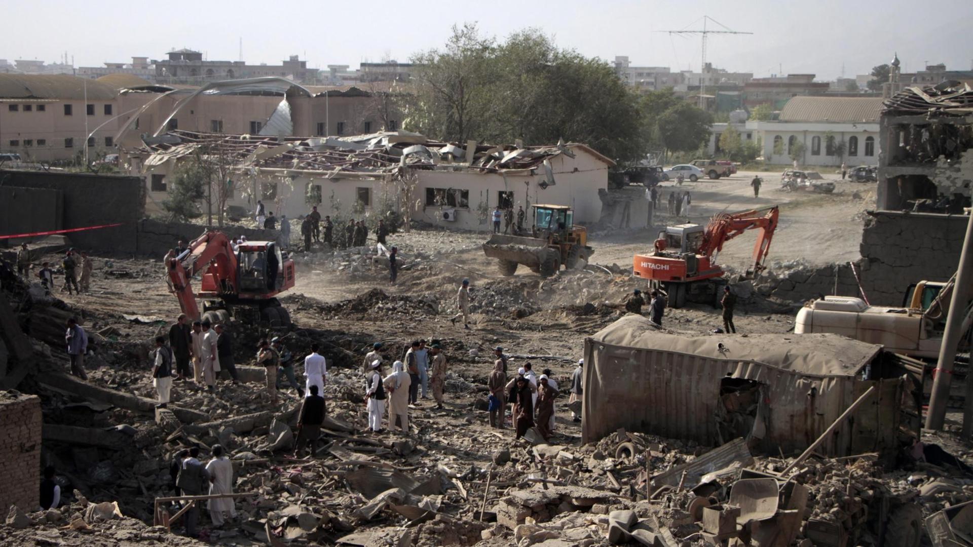 Trümmer nach Explosion einer Bombe in der afghanischen Hauptstadt Kabul