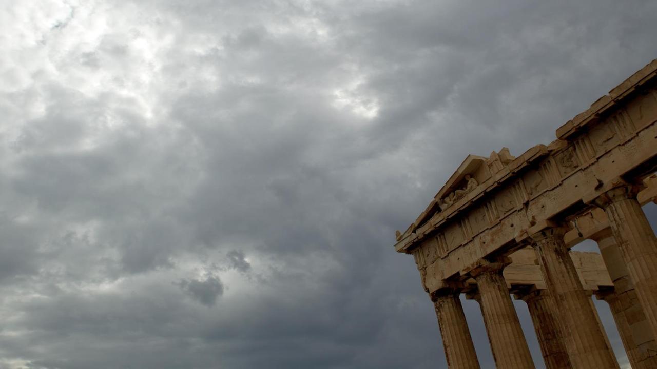 Dunkle Wolken über dem Parthenon-Tempel auf der Akropolis in Athen Dunkle Wolken über dem Parthenon-Tempel auf der Akropolis in Athen