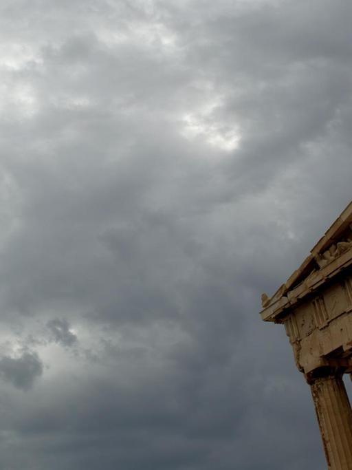 Dunkle Wolken über dem Parthenon-Tempel auf der Akropolis in Athen
