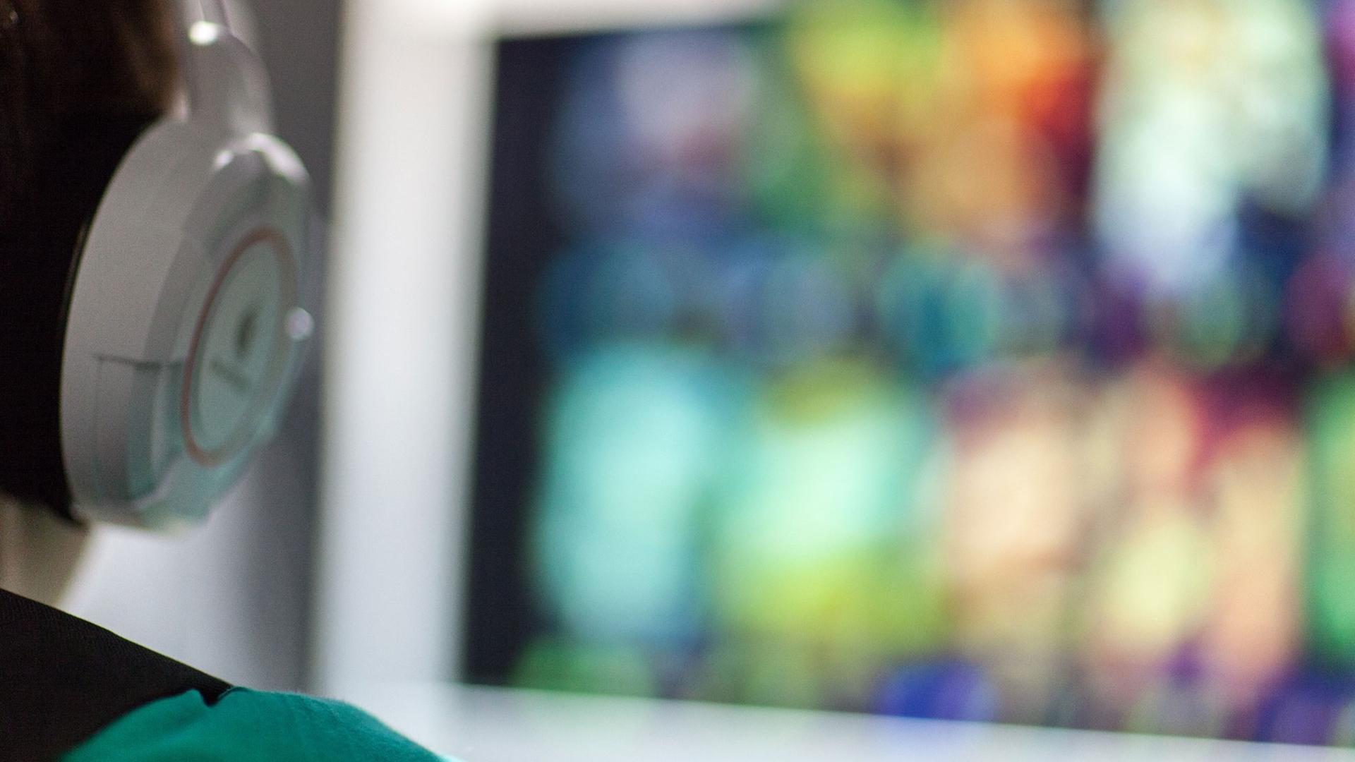 Junge mit Computerspiel Junge mit Computerspiel