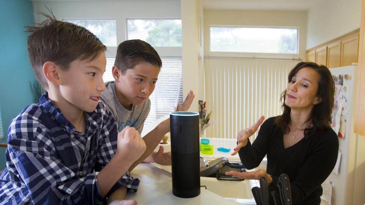 Eine Familie mit einem Sprachassistenten Alexa der US-Firma Amazon Eine Familie mit einem Sprachassistenten Alexa der US-Firma Amazon