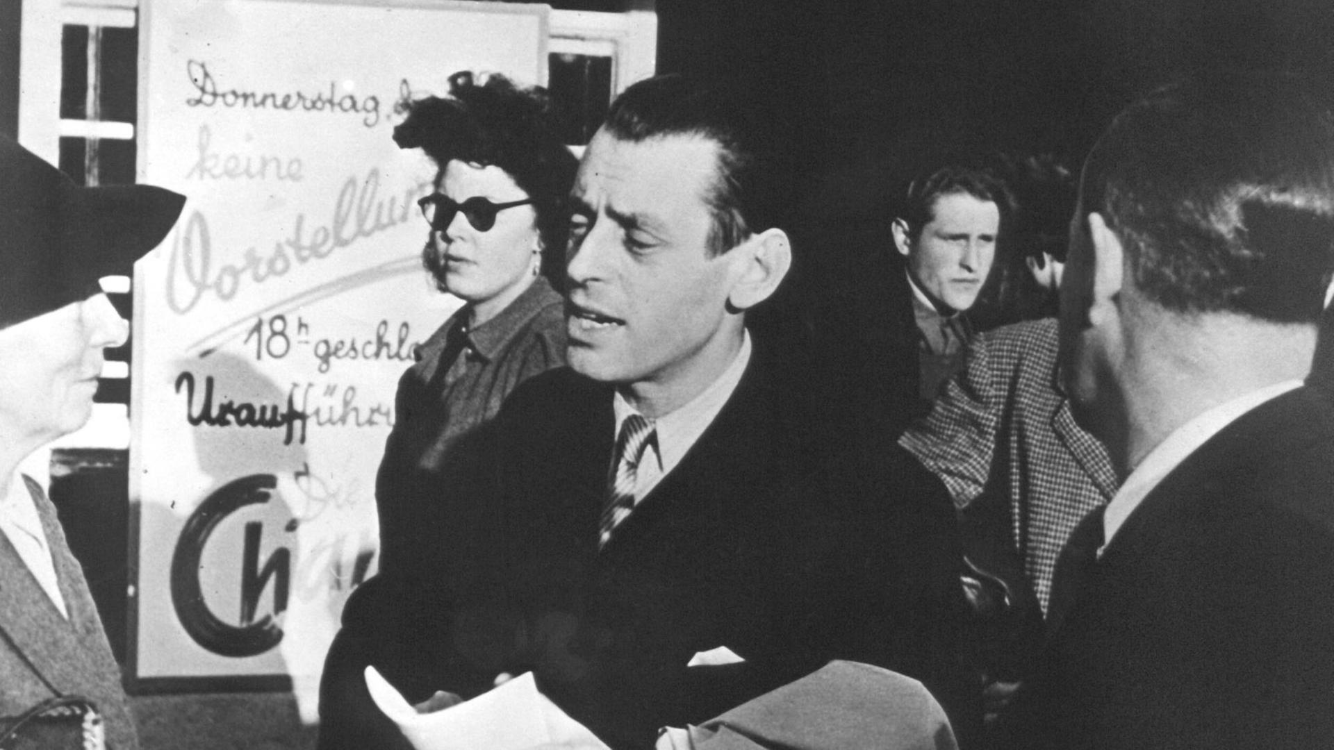 Der Schweizer Schauspieler und Regisseur Leopold Lindtberg (M) vor der Uraufführung des Films "Die letzte Chance" im Mai 1946 in München.