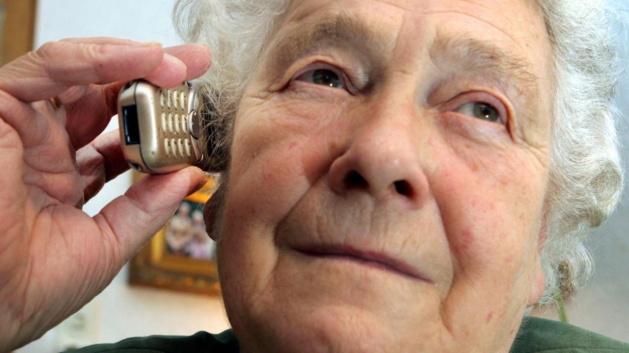 Eine 80-jährige Frau telefoniert am 12.02.2005 in ihrem Haus in Bochum mit einem Handy. Eine 80-jährige Frau telefoniert am 12.02.2005 in ihrem Haus in Bochum mit einem Handy.