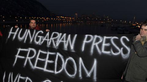 Aktivisten in Budapest demonstrieren gegen das ungarische Mediengesetz.