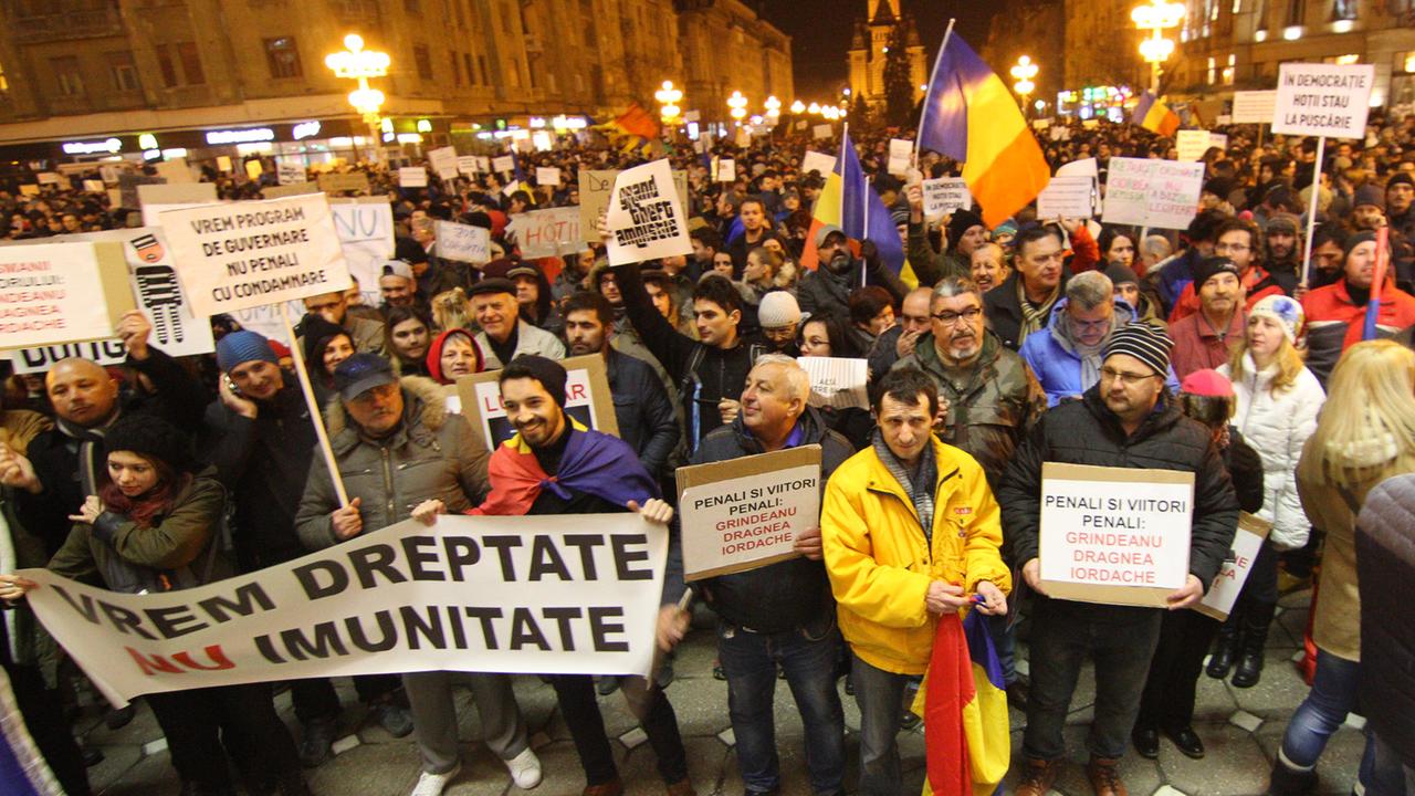 Hunderttausende gingen, wie hier in Temeswar, in Rumänien gegen die Regierung und gegen Korruption auf die Straße. Hunderttausende gingen, wie hier in Temeswar, in Rumänien gegen die Regierung und gegen Korruption auf die Straße.