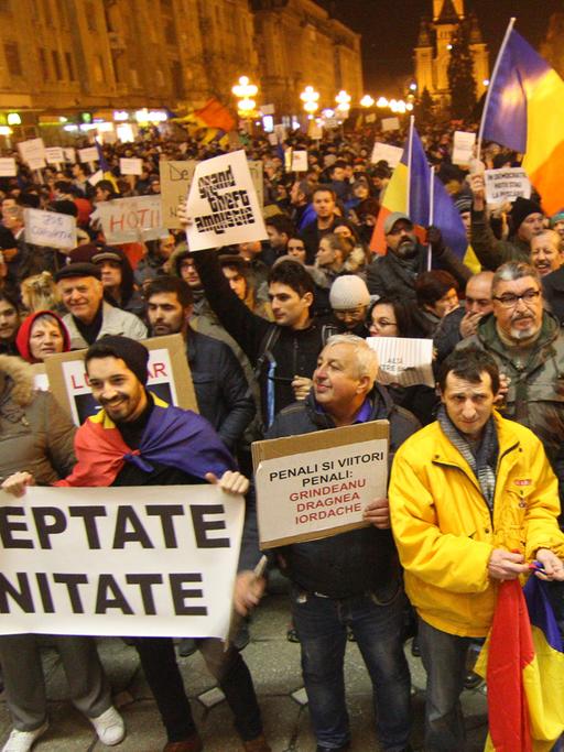 Hunderttausende gingen, wie hier in Temeswar, in Rumänien gegen die Regierung und gegen Korruption auf die Straße.