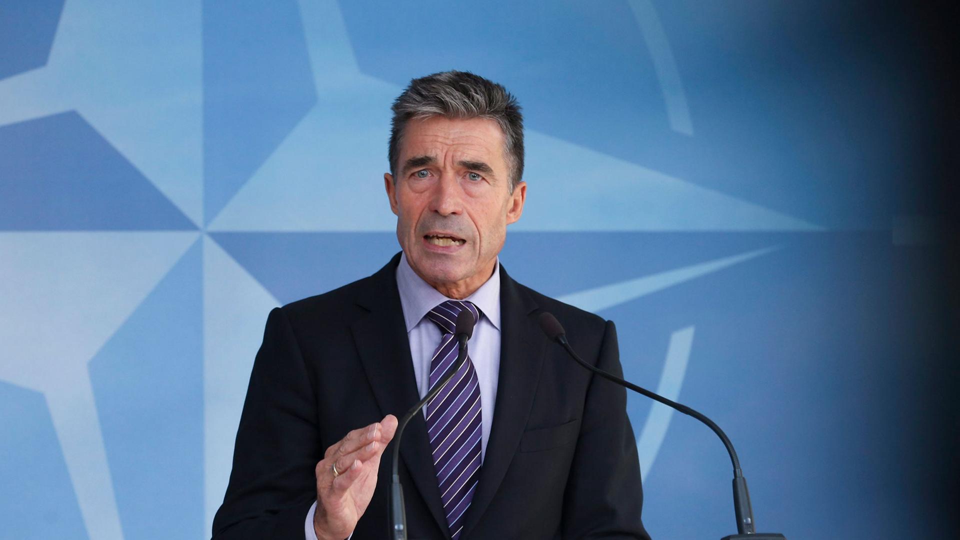 Nato-Generalsekretär Anders Fogh Rasmussen gibt in Brüssel eine Pressekonferenz am Ende eines Treffens der Nato-Botschafter zur Ukraine-Krise. Nato-Generalsekretär Anders Fogh Rasmussen gibt in Brüssel eine Pressekonferenz am Ende eines Treffens der Nato-Botschafter zur Ukraine-Krise.