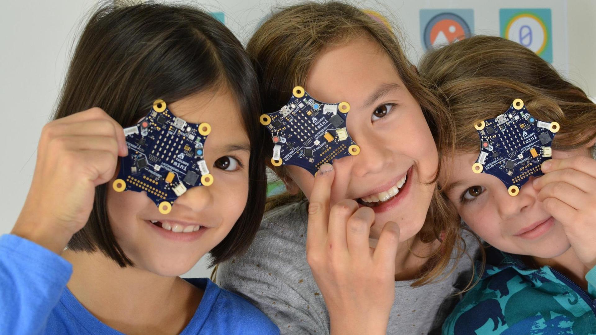 Drei Kinder in Berlin halten den Mini-Computer Calliope. Mit Calliope sollen Grundschulkinder anders als bei Smartphones und Laptops eine "zugängliche Technik" bekommen. Drei Kinder in Berlin halten den Mini-Computer Calliope. Mit Calliope sollen Grundschulkinder anders als bei Smartphones und Laptops eine "zugängliche Technik" bekommen.