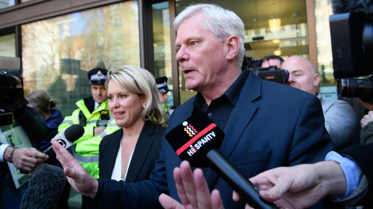 Assanges Anwältin Jen Robinson und Kristinn Hrafnsson, Chefredakteur von Wikileaks, stehen von Journalisten umringt vor einem Londoner Gerichtsgebäude