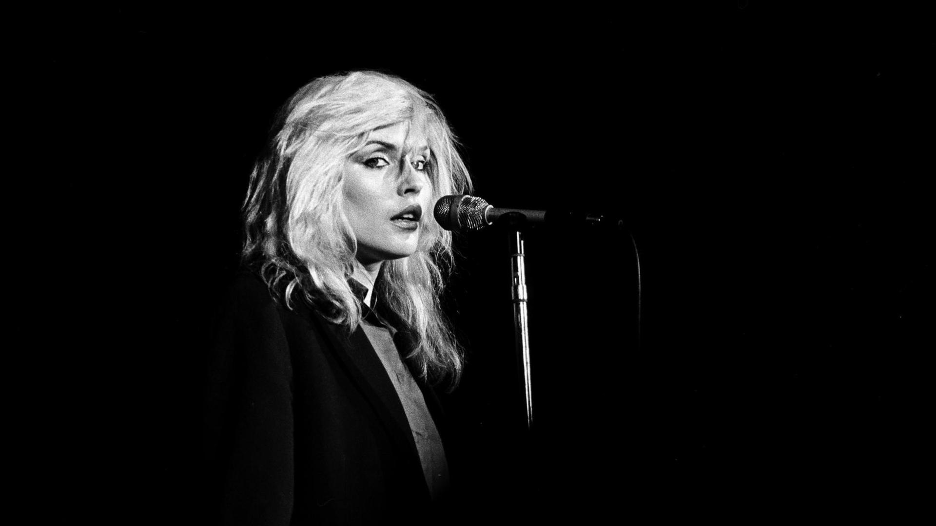 Porträt von Debbie Harry auf der Bühne. Porträt von Debbie Harry auf der Bühne.