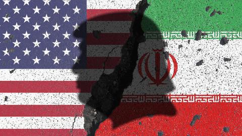 Die US- und iranische Flagge nebeneinander, darüber als Schattenriss das typische Donald-Trump-Profil.