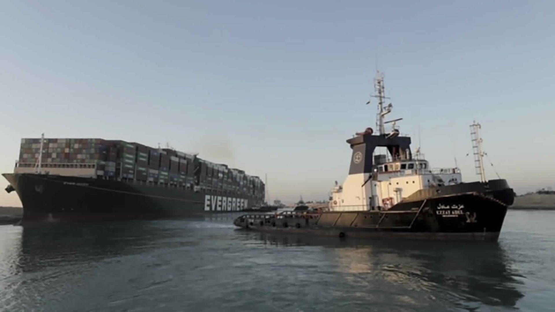 Das riesige Container-Schiff "Ever Given" kann sich wieder bewegen. Das riesige Container-Schiff "Ever Given" kann sich wieder bewegen.